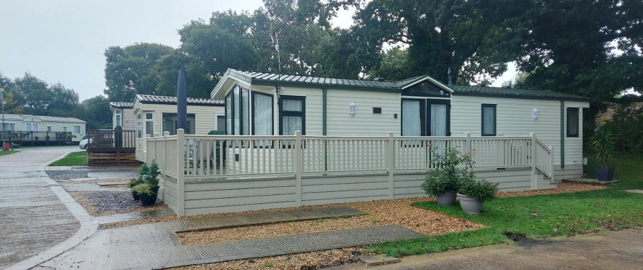 A Fashionable Caravan In A Peaceful Seaside Town * Sandown